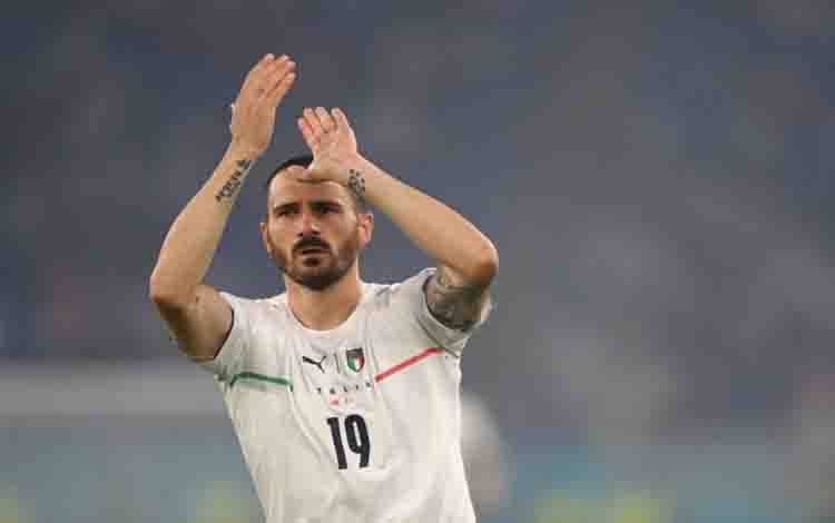 Bek tengah timnas Italia Leonardo Bonucci bertepuk tangan pada akhir laga Grup A melawan Turki yang juga menjadi pertandingan perdana UEFA EURO 2020 di Stadion Olimpiade, Roma, 11 Juni 2021