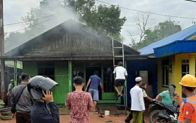 Rumah Terbakar di Anjir Kapuas Kagetkan Warga