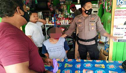 Seorang Pria Kepergok Pemilik Warung Saat Mencuri