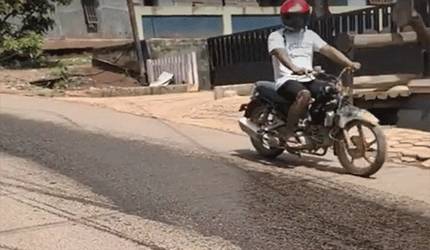 Tumpahan CPO di Jalan Pelita, Kecamatan Parenggean, Kabupaten Kotawaringin Timur yang mencelakai pengendara