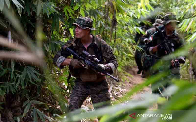 Prajurit Marinir Indonesia bersama Marinir AS mengikuti latihan perang hutan di Hutan Tumpang Pitu, Kabupaten Banyuwangi, Minggu (13/6/2021). (foto : HO-Dispen Kormar, Serma Mar Kuwadi)