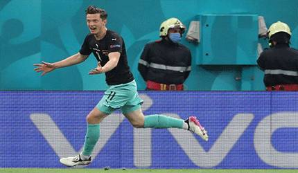 Striker Austria Michael Gregoritsch merayakan golnya ketika timnya menang 3-1 melawan Makedonia Utara dalam pertandingan Grup C EURO 2020 di National Arena, Bucharest, Rumania, 13 Juni 2021. (AFP/MARKO DJURICA)