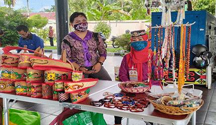 Pelaku UMKM sedang menjual hasil kerajinan lokal khas daerah Kalteng.