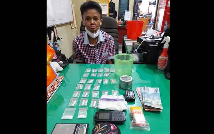 Perempuan Tomboi Asal Baamang Diringkus Polisi karena Miliki 27 Paket Sabu