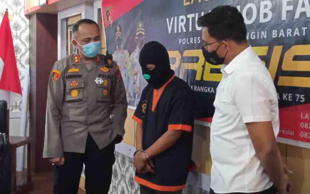 Pelaku tindak pidana laporan palsu saat ditanyai oleh Kapolres Kobar AKBP Devy Firmansyah, Senin, 14 Juni 2021