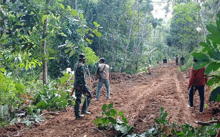 TMMD Bangun Akses Jalan 13 Km Desa Karamuan
