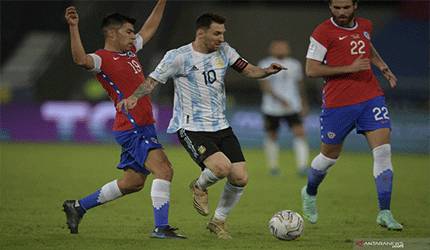 Kapten timnas Argentina, Lionel Messi (tengah) dikawal ketat oleh dua pemain Chile Tomas Alarcon (kiri) and Ben Brereton (kanan) dalam pertandingan Copa America 2021 di Rio de Janeiro, Brazil, 15 Juni 2021. AFP/CARL DE SOUZA