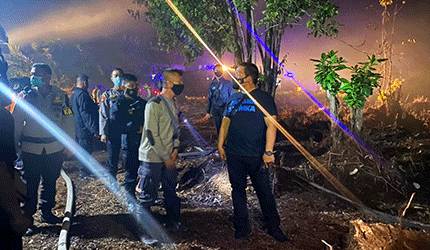 Polisi Bersama Relawan Padamkan Kebakaran Lahan di Km 18 Tjilik Riwut