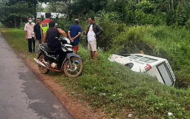 Ambulans Bawa Wanita Hamil dan 7 Keluarganya Terbalik