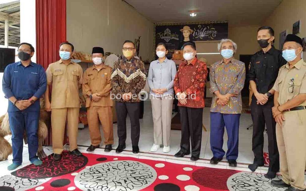 Kepala OJK Kaltenh?Otto Fitriandy (tengah batik coklat) bersama Monica Putri Rasyid, CEO Klinik Bisnis dan Abdul Rasyid Foundation, serta tamu undangan lainya, foto bersama di depan Toko Teringin Oleh-oleh dan souvenir Pangkalan Bun