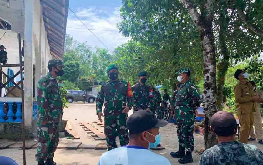Danrem 102 Panju Panjung didampingi Dandim 1016 Palangka Raya saat meninjau perehapan masjid warga Kelurahan Banturung