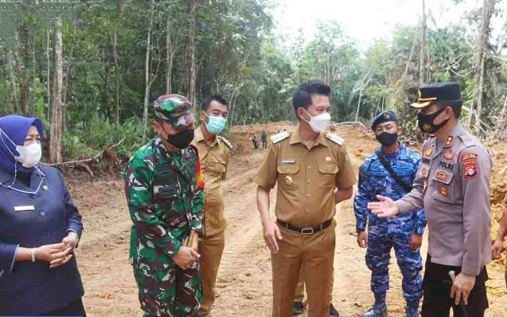 Bupati Barito Utara Ungkap Manfaat Program TMMD untuk Pengerjaan Jalan Karamuan