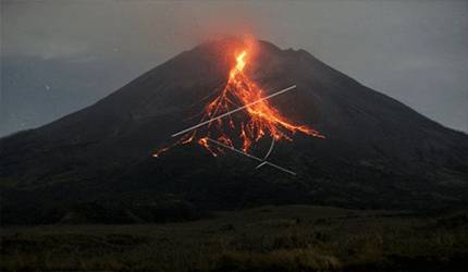 Gunung Merapi mengeluarkan awan panas guguran dipotret dari Srumbung, Magelang, Jateng, Kamis (6/5/2021). (ANTARA FOTO/Andreas Fitri Atmoko/hp.)