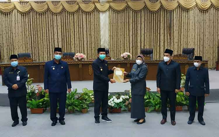 Bupati Barito Utara Terima Dokumen Pemandangan Umum Fraksi Pendukung Dewan