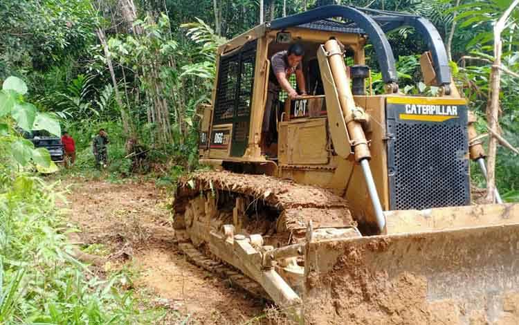 Satgas TMMD Kodim Muara Teweh Cek Mesin Secara Berkala