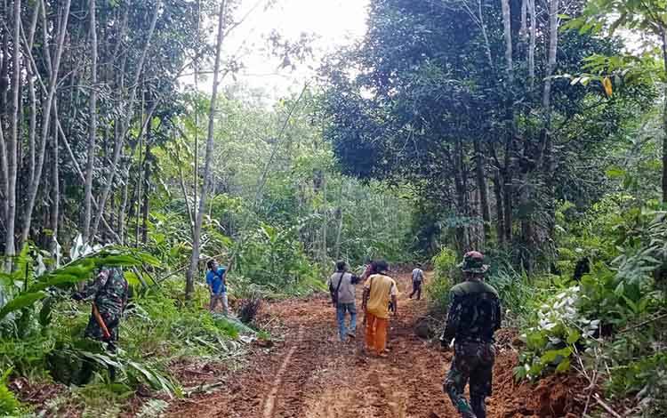 Masyarakat Antusias Bantu Satgas TMMD dalam Pelaksaan Pembuatan Jalan