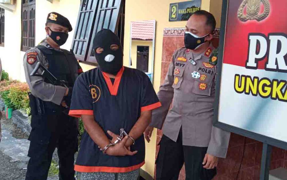 Kapolres Kobar AKBP Devy Firmansyah saat menanyai pelaku premanisme saat pers rilis kasus ini, Rabu, 16 Juni 2021
