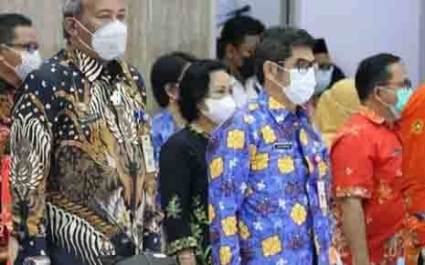 Kediskominfo Kotim Multazam (batik hitam) saat mengikuti sebuah kegiatan