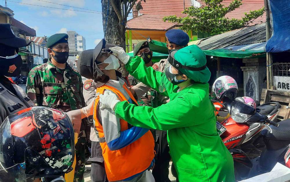 Tim medis saat melakukan rapid test antigen guna mendeteksi penyebaran Covid-19 di Pasar Indra Sari Pangkalan Bun.