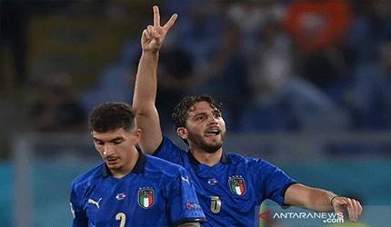 Manuel Locatelli Antar Italia ke Babak 16 Besar