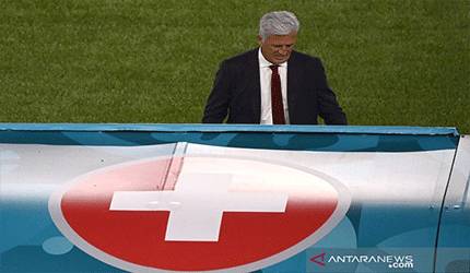 Ekspresi pelatih tim nasional Swiss Vladimir Petkovic saat mendampingi timnya menghadapi Italia dalam lanjutan Grup A Euro 2020 di Stadion Olimpico, Roma, Italia, Rabu (16/6/2021) waktu setempat. (ANTARA/REUTERS/POOL/Riccardo Antimiani)