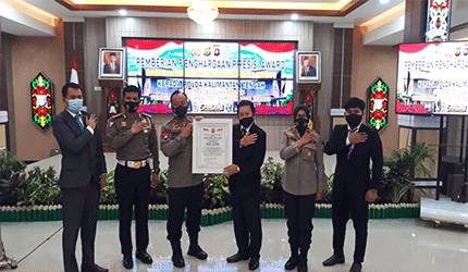 Kapolda Kalteng Irjen Pol Dedi Prasetyo menerima penghargaan dari Lemkapi.