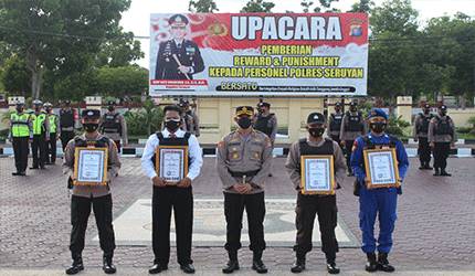 Sejumlah Personel Polres Seruyan Terima Penghargaan ?