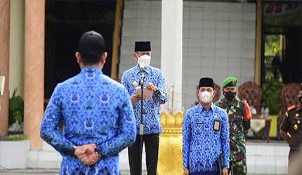Wali Kota Palangka Raya Fairid Naparin memimpin upacara HUT Pemko yang ke 56, Kamis 17 Juni 2021.