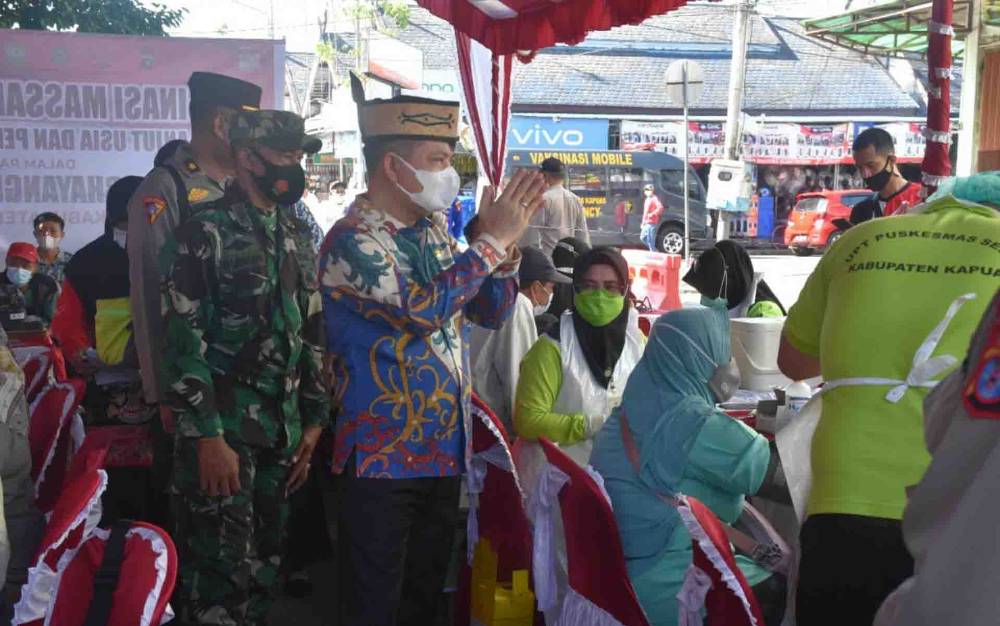 Bupati Kapuas Tinjau Vaksinasi Covid-19 di Kawasan Danau Mare