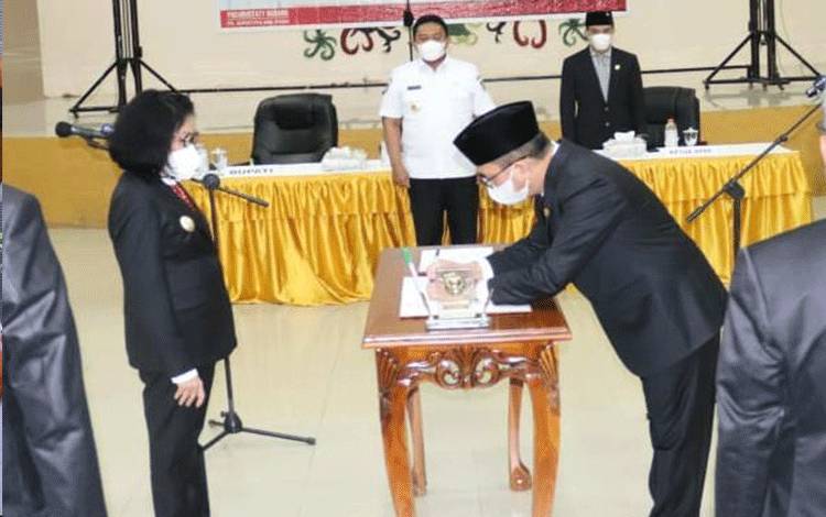 Penandatangan berita acara pelantikan Sekda Pulpis.