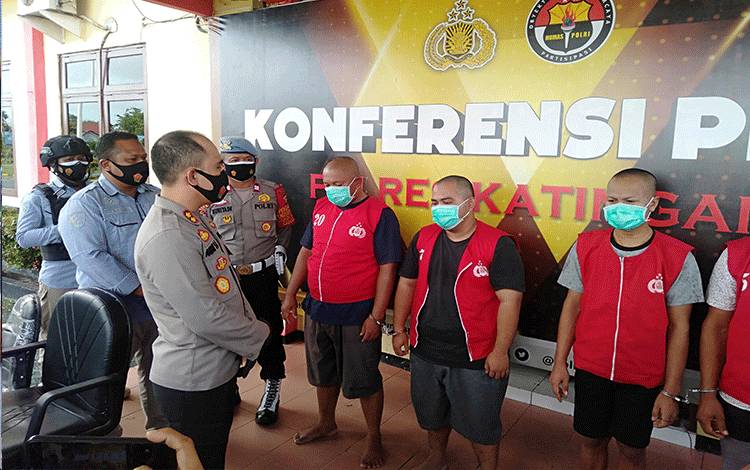 Ayah Pelaku Kekerasan terhadap Bayi di Katingan Berliinang Air Mata Sesali Perbuatannya