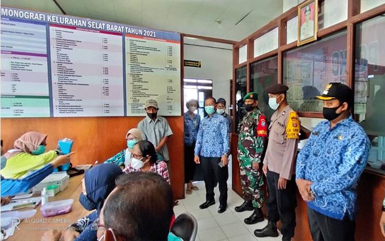 Lansia Kelurahan Selat Barat Antusias Jalani Vaksinasi Covid-19