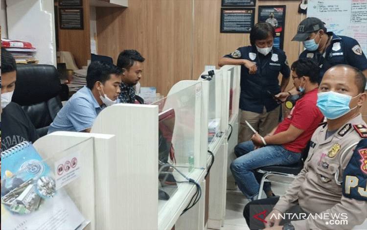 Gegara Naik Mobil Gunakan Pelat Palsu, Kedok Polisi Gadungan Ketahuan