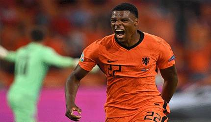 Bek kanan Belanda Denzel Dumfries merayakan golnya dalam pertandingan melawan Austria pada Grup C EURO 2020 yang dimenangkan Belanda 2-1 di Johan Cruyff Arena di Amsterdam pada 17 Juni 2021. (AFP/JOHN THYS)