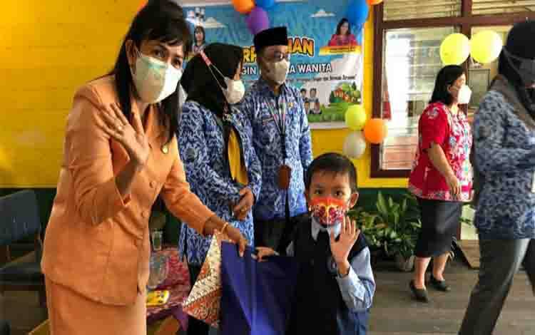Ini Pesan Ketua DWP Kapuas pada Penyerahan SKTB Murid TK Beringin
