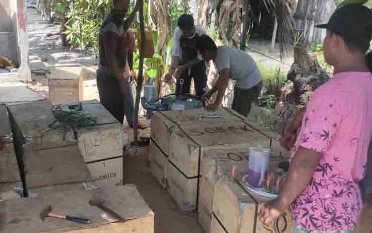 Diskan Kobar Serahkan Belasan Mesin Kapal untuk Tingkatkan Produktivitas Nelayan