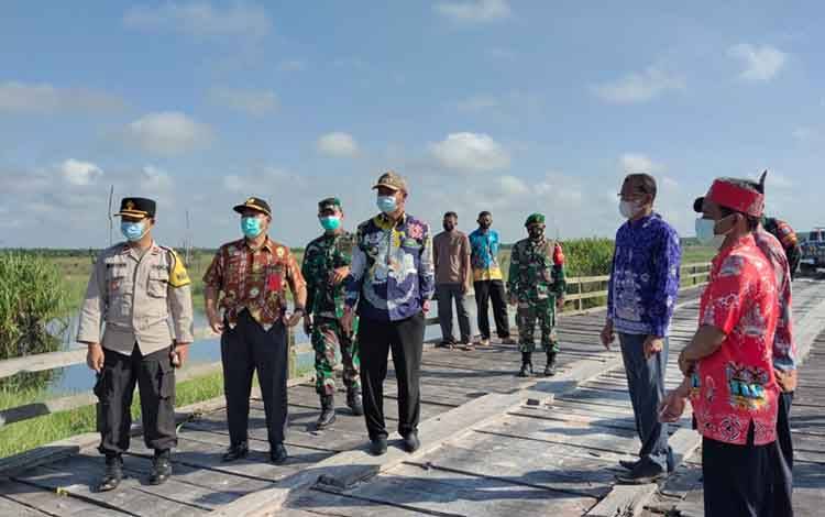Bupati Sukamara, Windu Subagio saat meninjau pemanguan