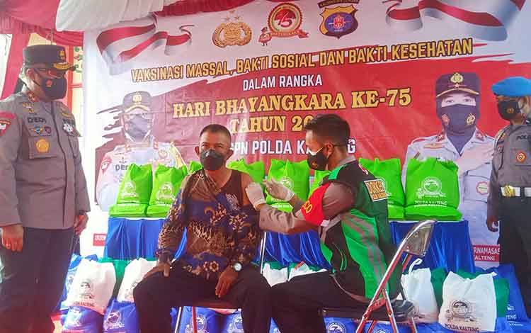 Polda Kalteng Gelar Vaksinasi Massal Orang Tua Siswa SPN Tjilik Riwut dan Masyarakat