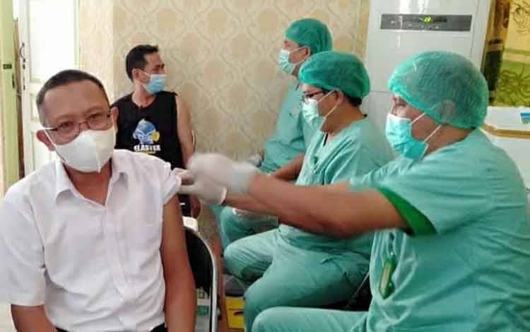 Jadi Syarat PTM, Pegawai MTsN 1 Kapuas Telah Disuntik Vaksin Covid-19