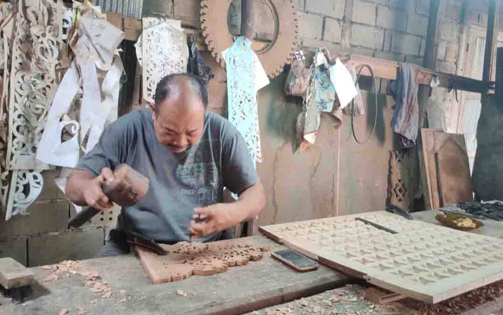 Bikin Ornamen Dayak Penghasilan Puluhan Juta per Bulan