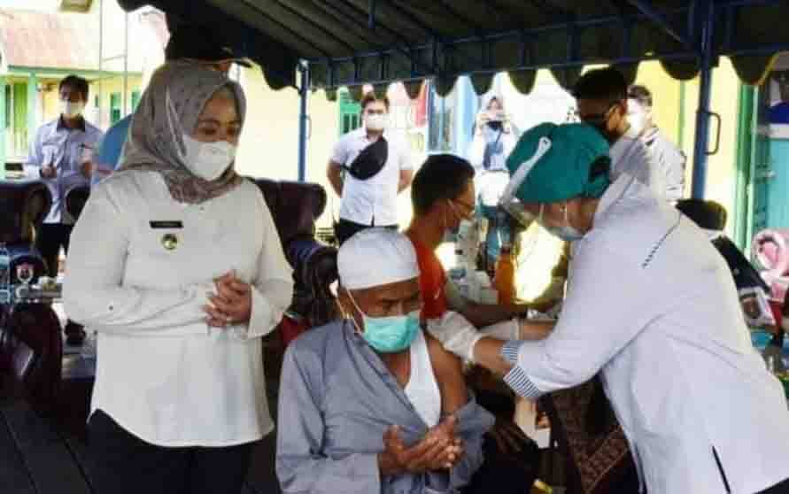 Bupati Kobar Nurhidayah saat meninjau pelaksanaan vaksin untuk para lansia.