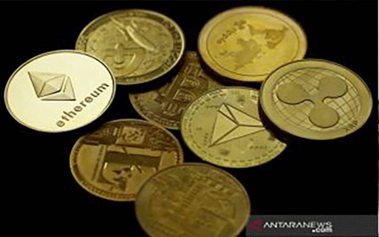 Ilustrasi - Representasi mata uang kripto virtual Ethereum terlihat di antara representasi mata uang kripto lainnya dalam ilustrasi gambar ini yang diambil (14/6/2021). ANTARA/REUTERS/Edgar Su/Ilustrasi/pri