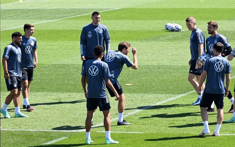 Striker Timnas Jerman Thomas Mueller bersama rekan-rekannya dalam sesi latihan di kamp pelatihan tim di Herzogenaurach pada 17 Juni 2021, menjelang pertandingan Grup F EURO 2020 menghadapi Portugasl di Allianz Arena, Muenchen, Sabtu 19 Juni pukul 23.00 WIB nanti. (AFP/CHRISTOF STACHE)