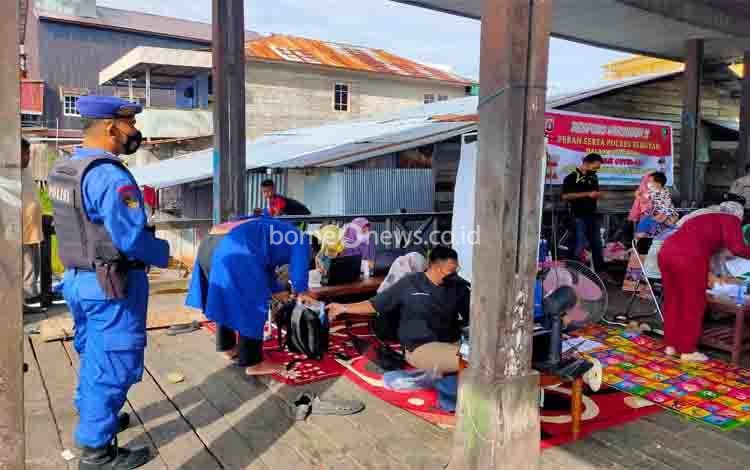 Polairud Polres Seruyan Amankan Vaksinasi di Dermaga Bongkar Muat Kuala Pembuang
