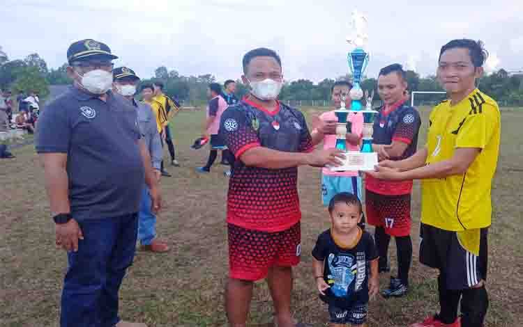 Ketua Komite Eksekutif Askab PSSI Barito Timur, Nursulistio saat menyerahkan piala usai Fourfeo LFC Bartim, Sabtu, 19 Juni 2021