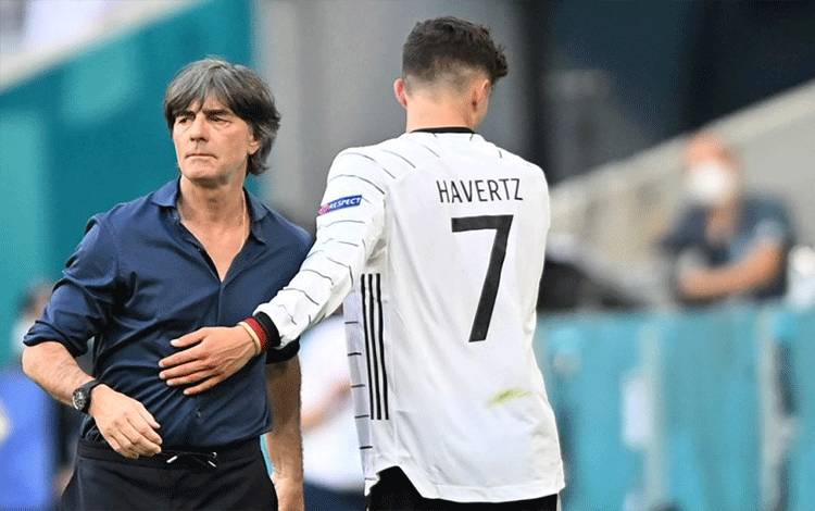 Pelatih Timnas Jerman Joachim Loew dan striker Kai Havertz dalam pertandingan Grup F Euro 2020 melawan Portugal di Allianz Arena di Muenchen, Jerman, 19 Juni 2021. (AFP/PHILIPP GUELLAND)