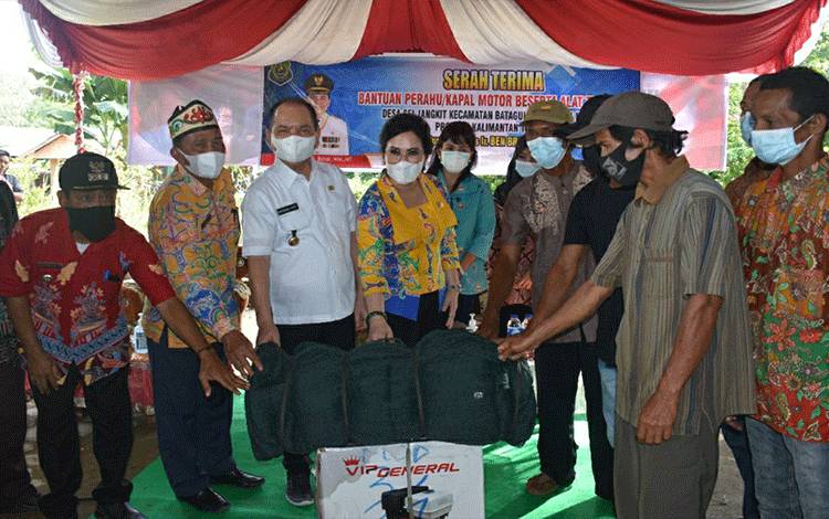 Nelayan di Sei Jangkit Bataguh Terima Bantuan Perahu