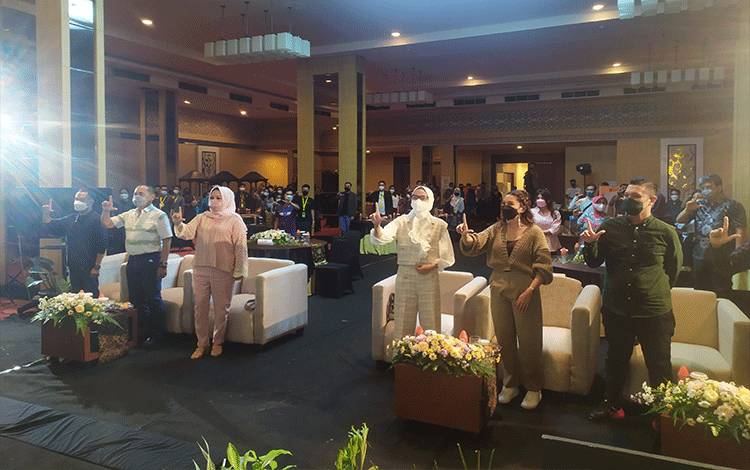 Sejumlah pejabat penting dan berpengaruh di Kalteng dan bidang ekonomi Kalteng dan Kota Palangka Raya hadir dalam?kegiatan Ngopi Preneur Klinik Bisnis pada Sabtu malam, 19 Juni 2021.