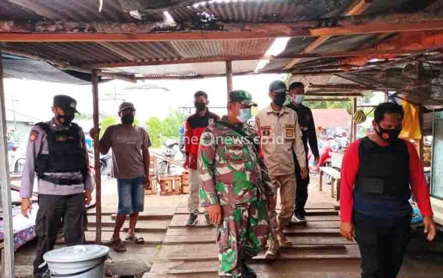 Personel Gabungan Bagikan Masker di Pasar Pembuang Hulu