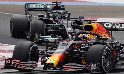 Pebalap tim Mercedes dan pebalap Red Bull bersaing di Grand Prix Prancis, Sirkuit Paul Ricard, Le Castellet, Minggu (20/6/2021). (ANTARA/REUTERS/Eric Gaillard)